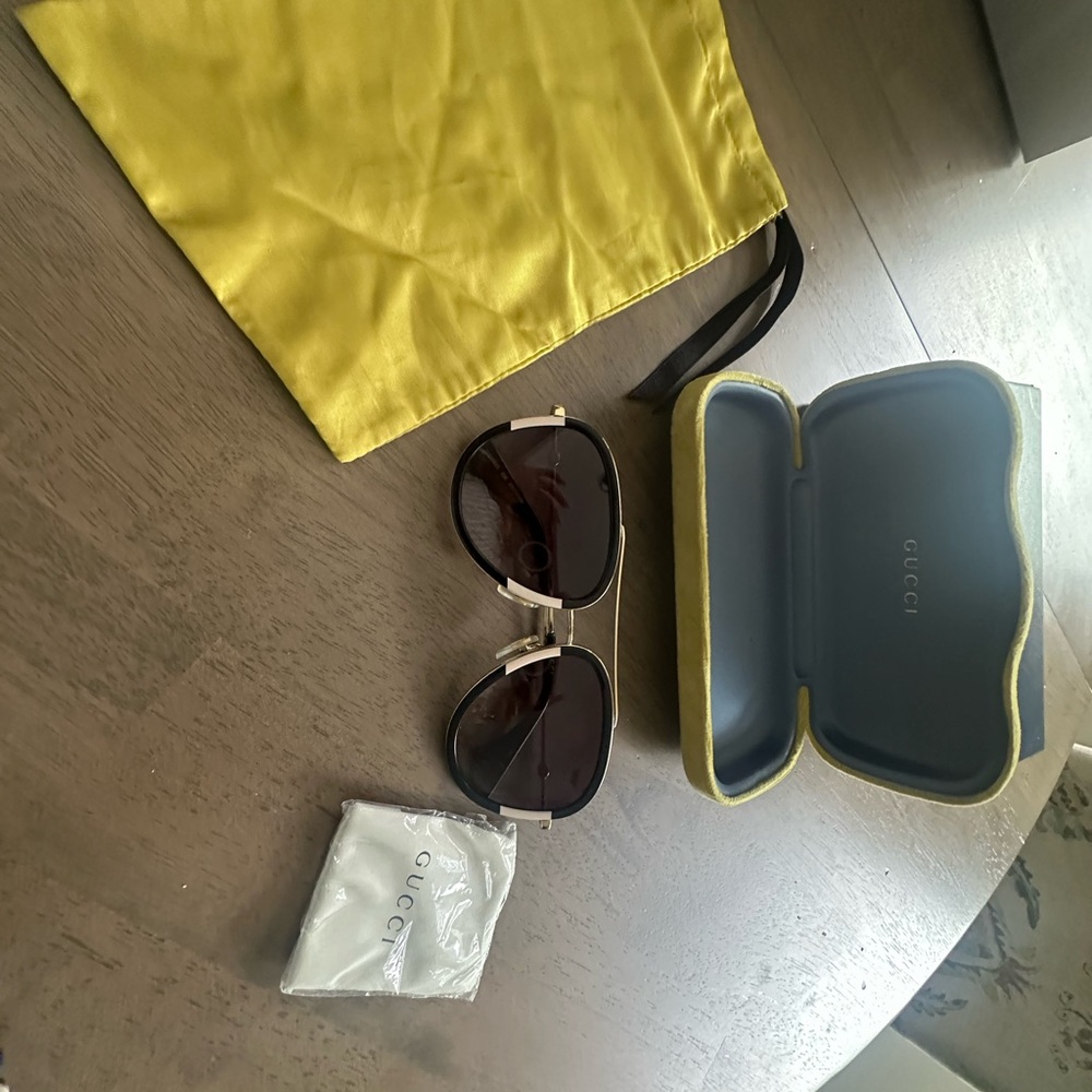 These Aviator sunglasses brand unisex from GUCCI shades.